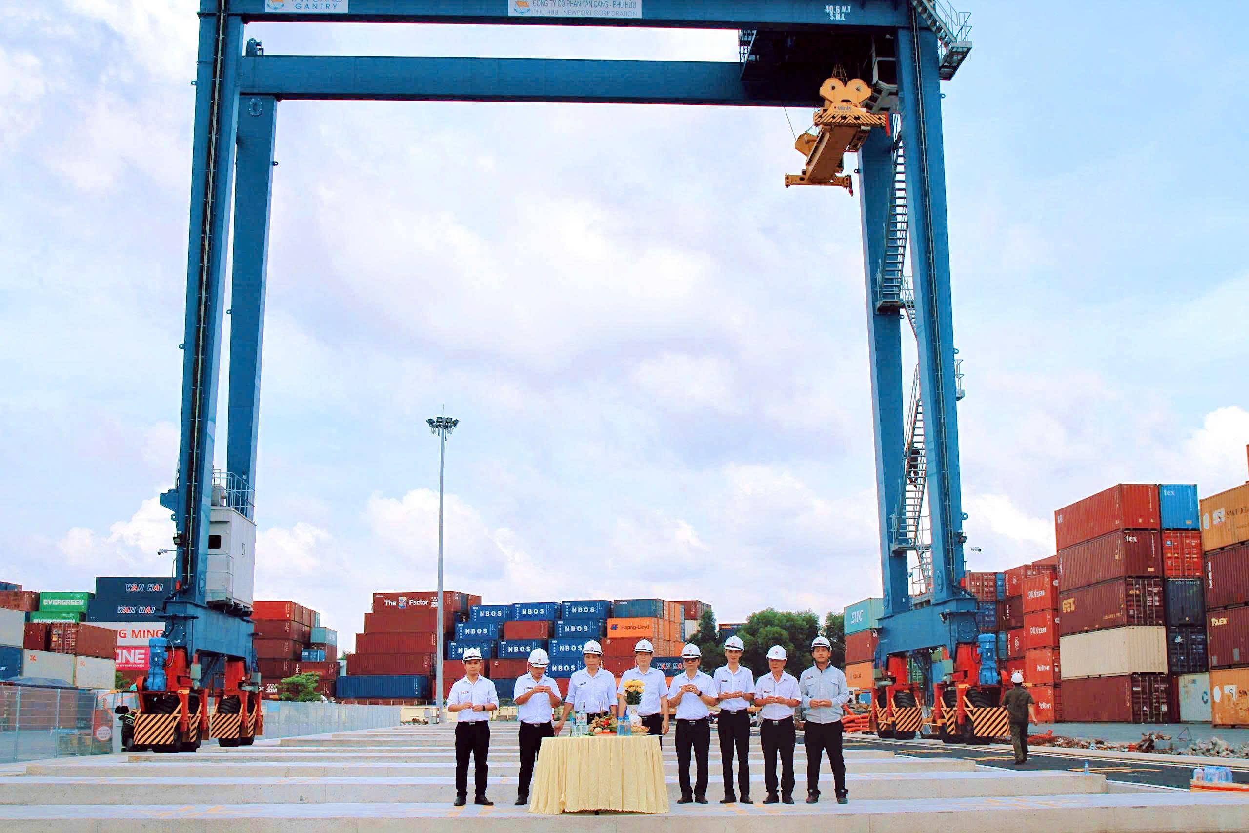 Tân Cảng Gantry bàn giao cẩu khung E-RTG 6+1 cho cảng Tân Cảng Phú Hữu