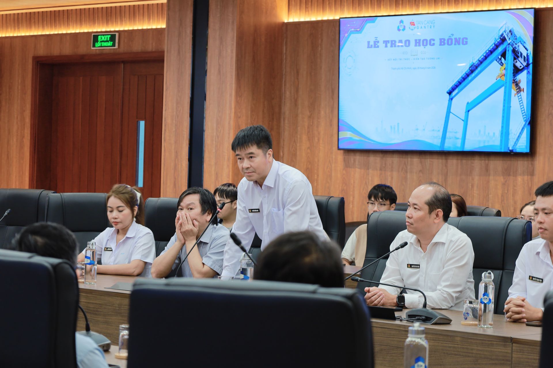 Đại diện lãnh đạo Tân Cảng Gantry phát biểu tại lễ trao học bổng
