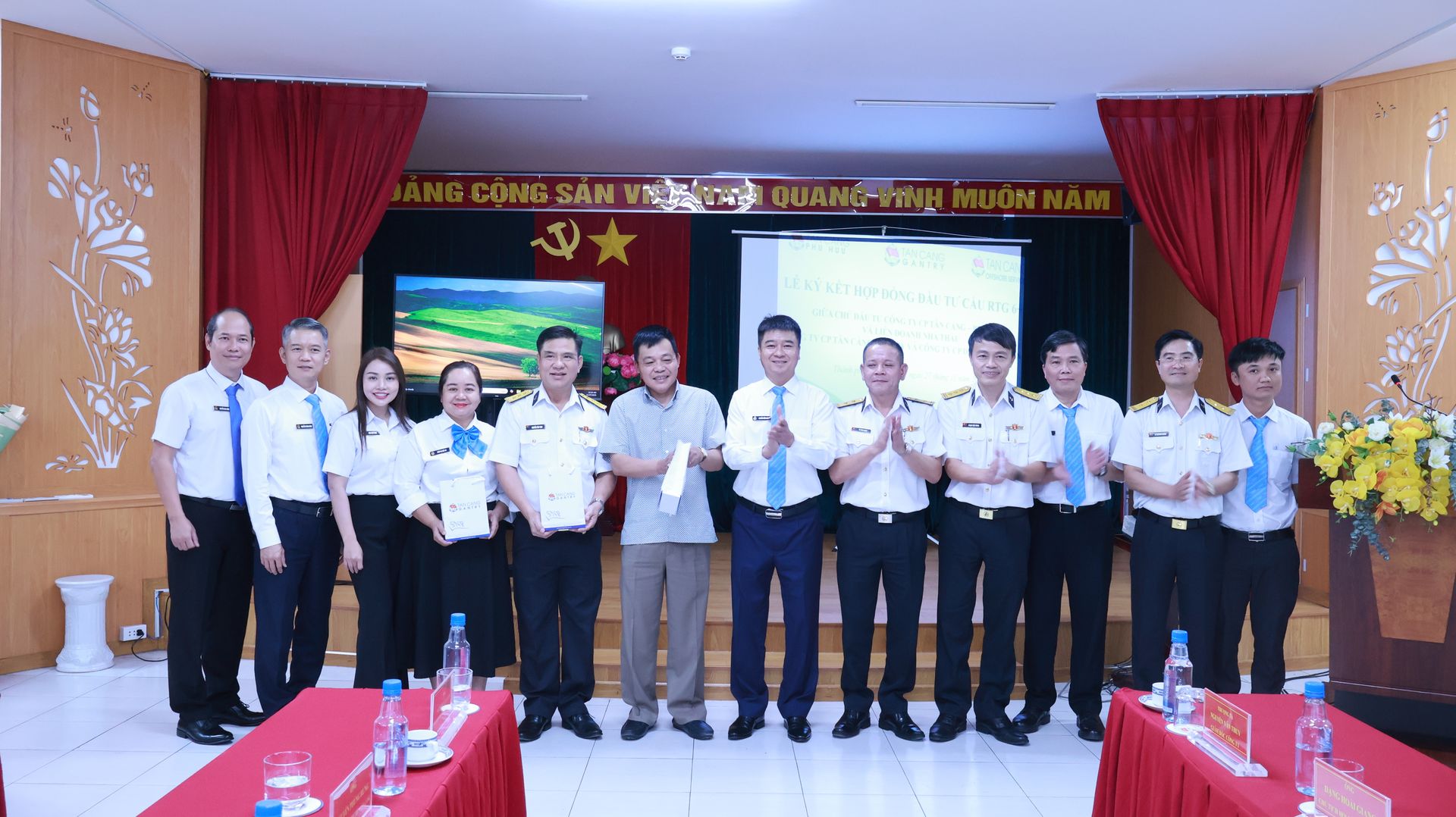 Lễ ký kết hợp đồng cẩu với Tân Cảng Phú Hữu